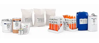 Adesivos industriais KLEIBERIT em embalagens de diferentes formatos, incluindo produtos PUR, EVA, PVA e cleaner