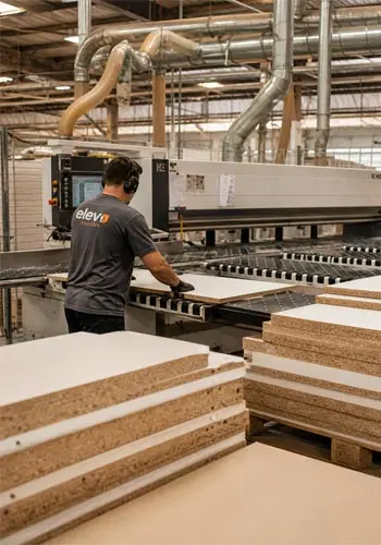 Operador da ELEV trabalhando em máquina industrial